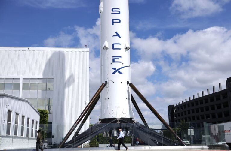 SpaceX Valuation Soars to $200 Billion on Secondary Market Demand and ETF Inflows (from news)