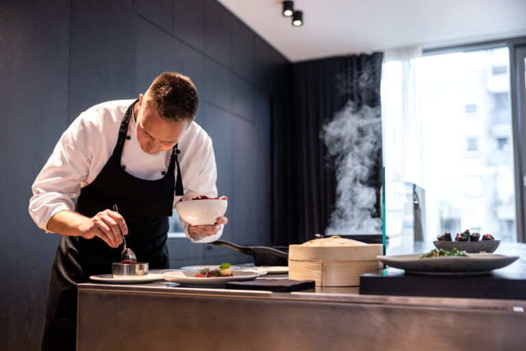 Private Chef Salaries Soar to $300,000 Amid Rising U.S. Luxury Demand (from news)