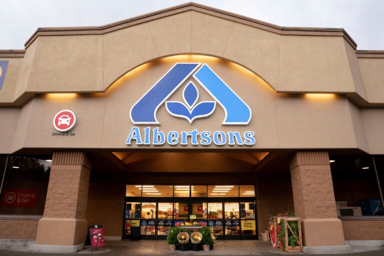 Albertsons Stock Plunges as Weakened Grocery Spending Hits Sales, Earnings Outlook (from news)